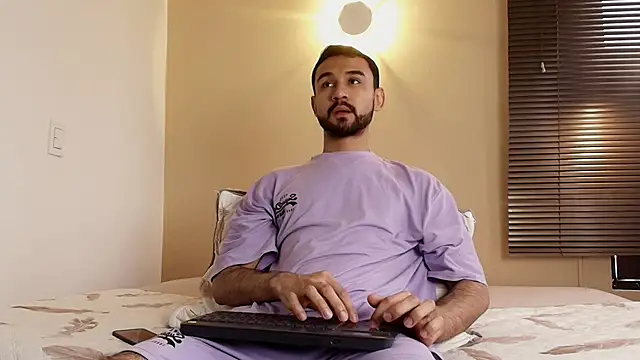 Axel Moon S online show from November 7, 2025, 8:42 pm