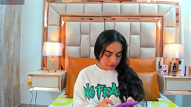 Leslie Bussh  online show from November 9, 2025, 11:08 am