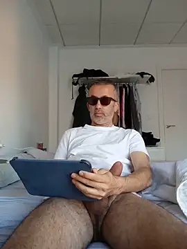 EmilioTaladdro online show from May 17, 2026, 5:16 am