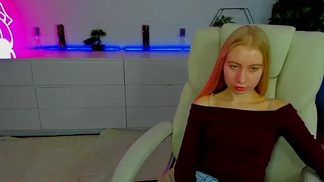 Snapshot of Alina_Blonde chatting on October 23, 2025, 5:40 am Alina Blonde online show from October 23, 2025, 5:40 am