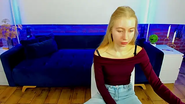 Snapshot of Alina_Blonde chatting on October 29, 2025, 6:48 am Alina Blonde online show from October 29, 2025, 6:48 am