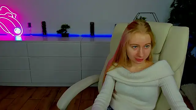 Snapshot of Alina_Blonde chatting on November 3, 2025, 6:36 am Alina Blonde online show from November 3, 2025, 6:36 am