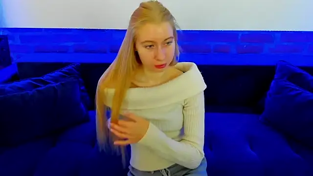 Snapshot of Alina_Blonde chatting on November 5, 2025, 6:35 am Alina Blonde online show from November 5, 2025, 6:35 am