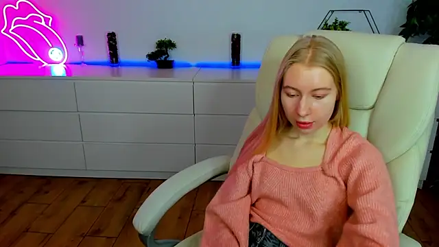 Snapshot of Alina_Blonde chatting on November 19, 2025, 6:35 am Alina Blonde online show from November 19, 2025, 6:35 am