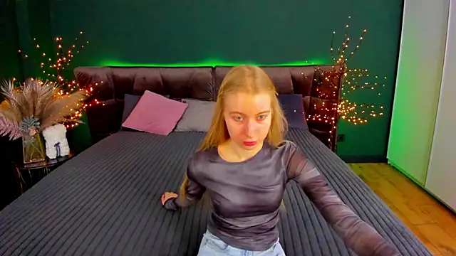 Snapshot of Alina_Blonde chatting on November 25, 2025, 6:35 am Alina Blonde online show from November 25, 2025, 6:35 am