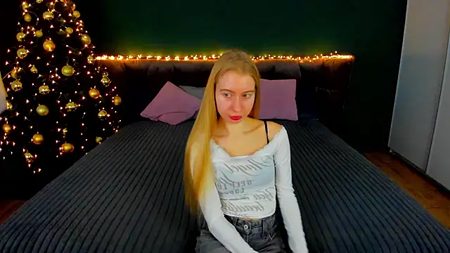 Snapshot of Alina_Blonde chatting on December 4, 2025, 6:34 am Alina Blonde online show from December 4, 2025, 6:34 am