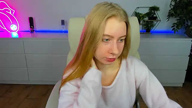 Snapshot of Alina_Blonde chatting on January 19, 2026, 6:50 am Alina Blonde online show from January 19, 2026, 6:50 am