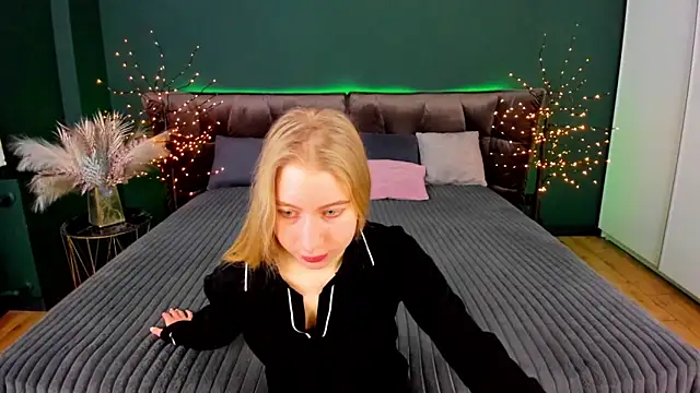 Snapshot of Alina_Blonde chatting on February 1, 2026, 6:34 am Alina Blonde online show from February 1, 2026, 6:34 am