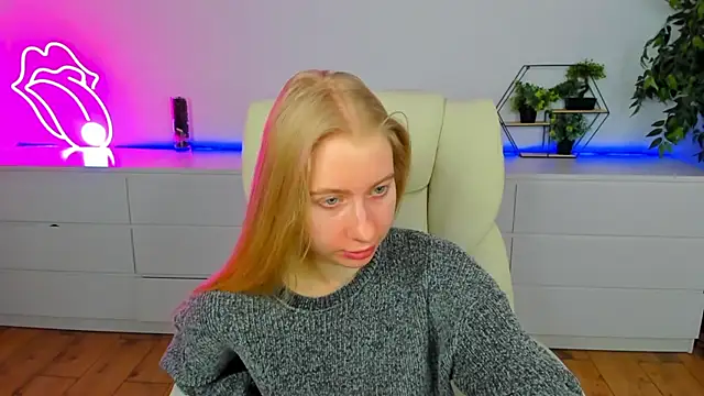 Snapshot of Alina_Blonde chatting on February 3, 2026, 6:40 am Alina Blonde online show from February 3, 2026, 6:40 am