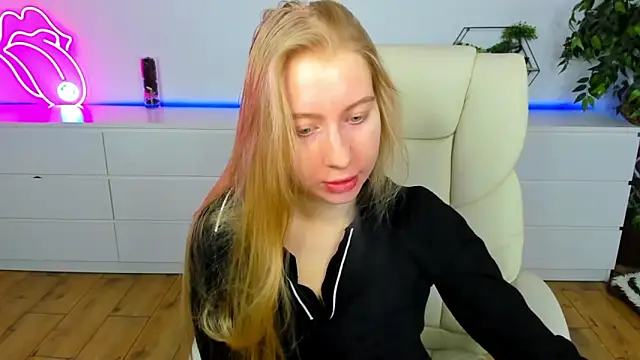 Snapshot of Alina_Blonde chatting on February 5, 2026, 6:40 am Alina Blonde online show from February 5, 2026, 6:40 am