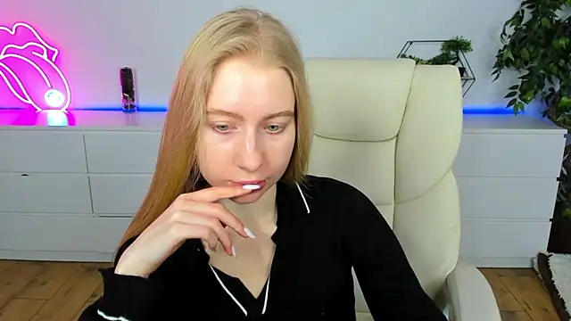 Snapshot of Alina_Blonde chatting on February 8, 2026, 6:39 am Alina Blonde online show from February 8, 2026, 6:39 am
