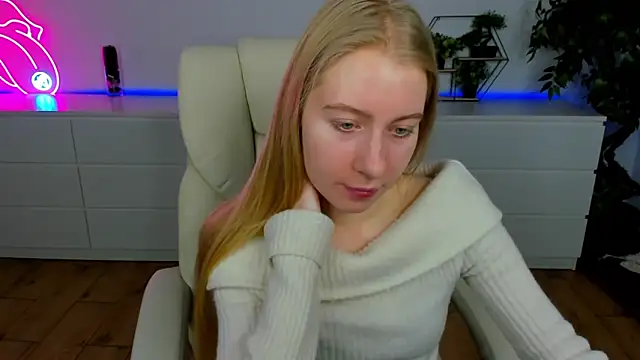 Snapshot of Alina_Blonde chatting on February 15, 2026, 6:32 am Alina Blonde online show from February 15, 2026, 6:32 am