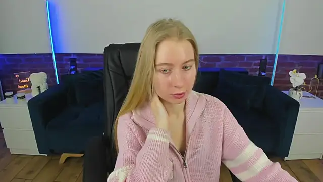 Snapshot of Alina_Blonde chatting on February 16, 2026, 6:42 am Alina Blonde online show from February 16, 2026, 6:42 am