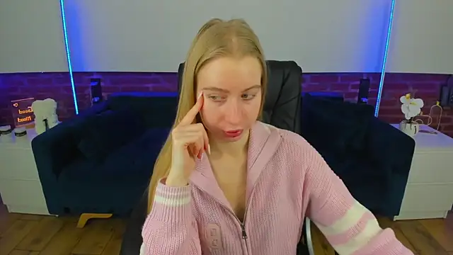 Snapshot of Alina_Blonde chatting on February 18, 2026, 7:04 am Alina Blonde online show from February 18, 2026, 7:04 am