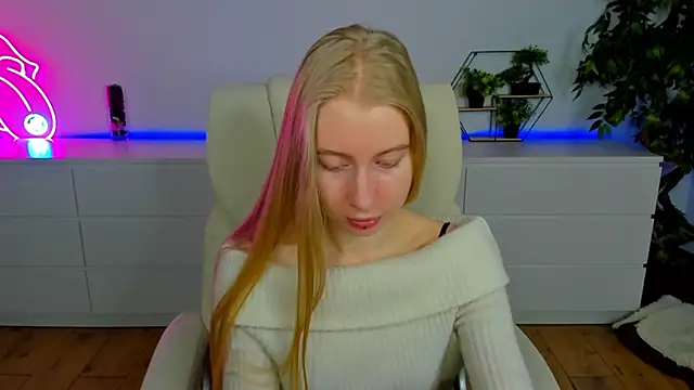 Snapshot of Alina_Blonde chatting on February 19, 2026, 6:42 am Alina Blonde online show from February 19, 2026, 6:42 am