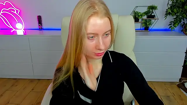 Snapshot of Alina_Blonde chatting on February 21, 2026, 6:36 am Alina Blonde online show from February 21, 2026, 6:36 am