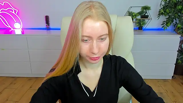 Snapshot of Alina_Blonde chatting on February 22, 2026, 6:35 am Alina Blonde online show from February 22, 2026, 6:35 am