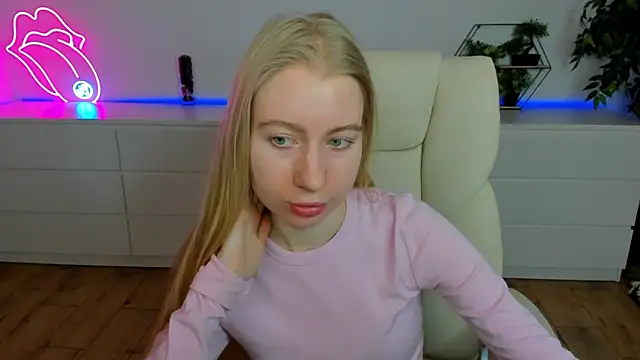 Snapshot of Alina_Blonde chatting on February 24, 2026, 6:33 am Alina Blonde online show from February 24, 2026, 6:33 am