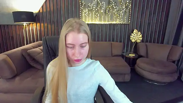 Snapshot of Alina_Blonde chatting on February 27, 2026, 6:35 am Alina Blonde online show from February 27, 2026, 6:35 am