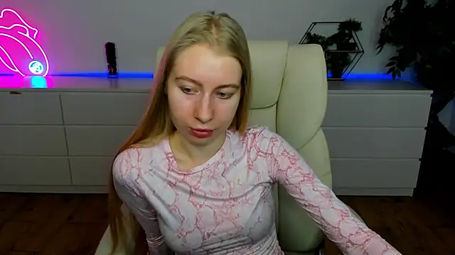 Snapshot of Alina_Blonde chatting on March 1, 2026, 6:37 am Alina Blonde online show from March 1, 2026, 6:37 am