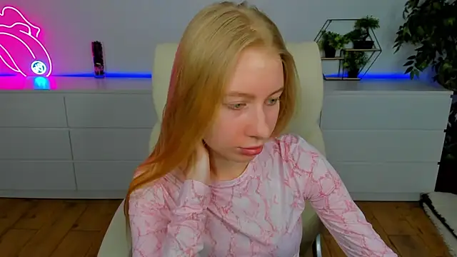 Snapshot of Alina_Blonde chatting on March 7, 2026, 6:32 am Alina Blonde online show from March 7, 2026, 6:32 am
