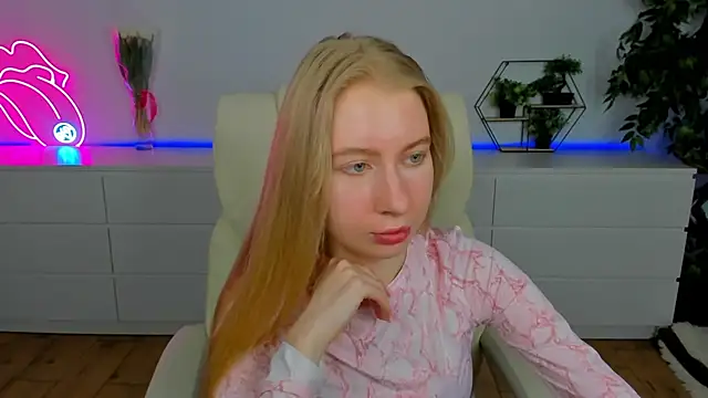 Snapshot of Alina_Blonde chatting on March 8, 2026, 6:39 am Alina Blonde online show from March 8, 2026, 6:39 am