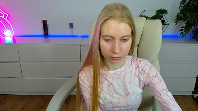 Snapshot of Alina_Blonde chatting on March 17, 2026, 6:39 am Alina Blonde online show from March 17, 2026, 6:39 am