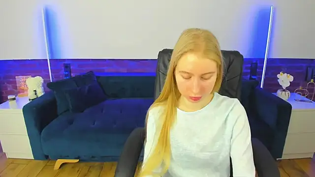 Snapshot of Alina_Blonde chatting on March 18, 2026, 6:49 am Alina Blonde online show from March 18, 2026, 6:49 am