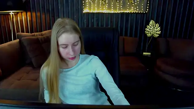 Snapshot of Alina_Blonde chatting on March 21, 2026, 6:40 am Alina Blonde online show from March 21, 2026, 6:40 am
