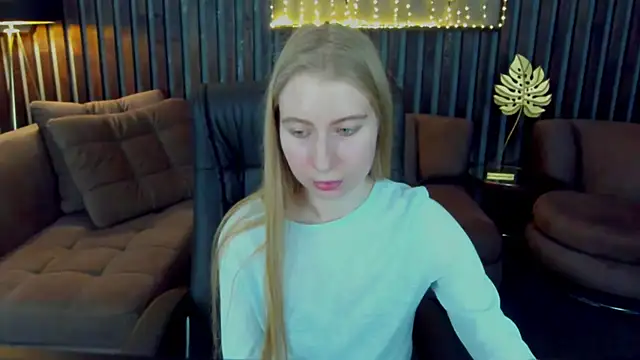 Snapshot of Alina_Blonde chatting on March 21, 2026, 8:30 am Alina Blonde online show from March 21, 2026, 8:30 am