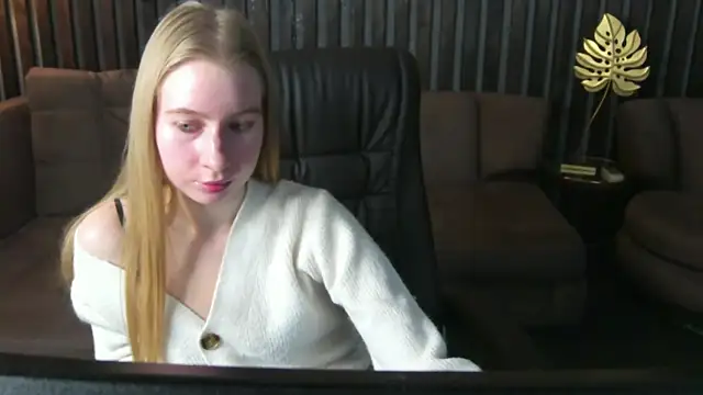 Snapshot of Alina_Blonde chatting on March 24, 2026, 6:51 am Alina Blonde online show from March 24, 2026, 6:51 am