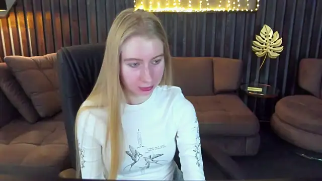 Snapshot of Alina_Blonde chatting on March 26, 2026, 6:41 am Alina Blonde online show from March 26, 2026, 6:41 am