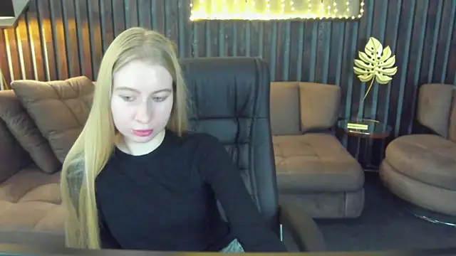 Snapshot of Alina_Blonde chatting on March 27, 2026, 6:41 am Alina Blonde online show from March 27, 2026, 6:41 am