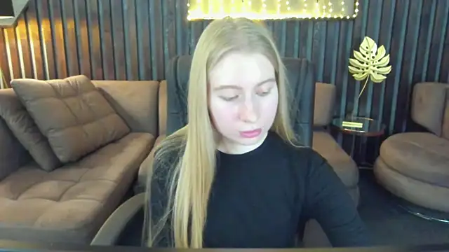 Snapshot of Alina_Blonde chatting on March 27, 2026, 8:26 am Alina Blonde online show from March 27, 2026, 8:26 am