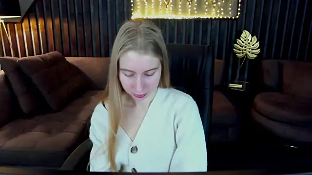 Snapshot of Alina_Blonde chatting on April 2, 2026, 5:38 am Alina Blonde online show from April 2, 2026, 5:38 am