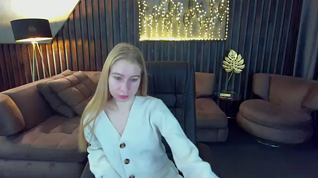 Snapshot of Alina_Blonde chatting on April 9, 2026, 5:40 am Alina Blonde online show from April 9, 2026, 5:40 am