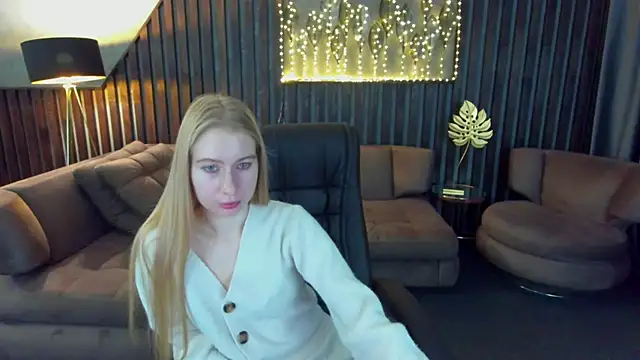Snapshot of Alina_Blonde chatting on April 9, 2026, 6:19 am Alina Blonde online show from April 9, 2026, 6:19 am