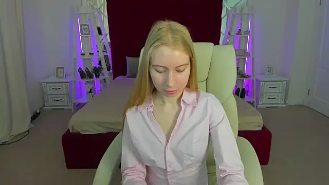 Snapshot of Alina_Blonde chatting on April 12, 2026, 6:07 am Alina Blonde online show from April 12, 2026, 6:07 am