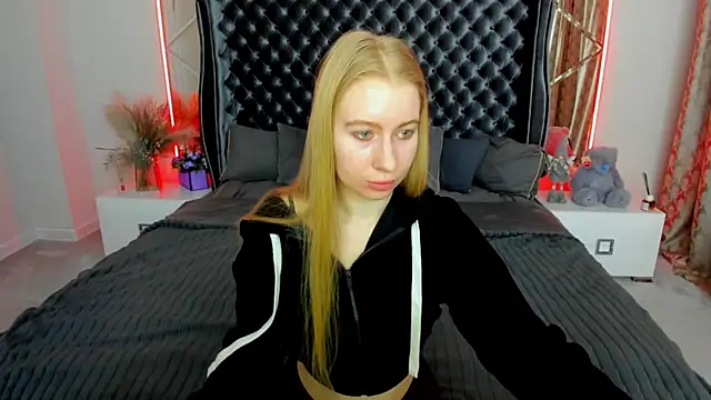 Snapshot of Alina_Blonde chatting on April 18, 2026, 5:44 am Alina Blonde online show from April 18, 2026, 5:44 am