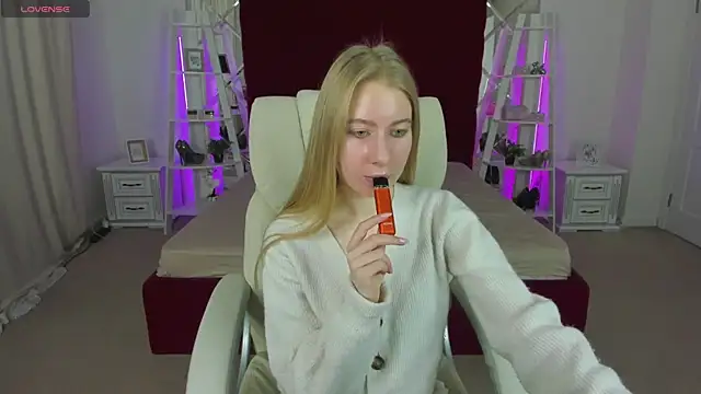 Snapshot of Alina_Blonde chatting on April 23, 2026, 5:41 am Alina Blonde online show from April 23, 2026, 5:41 am