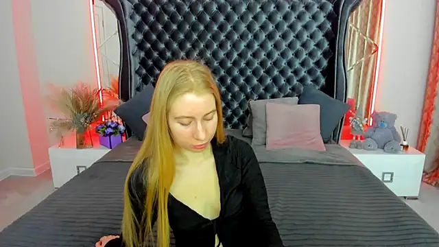 Snapshot of Alina_Blonde chatting on April 25, 2026, 5:54 am Alina Blonde online show from April 25, 2026, 5:54 am