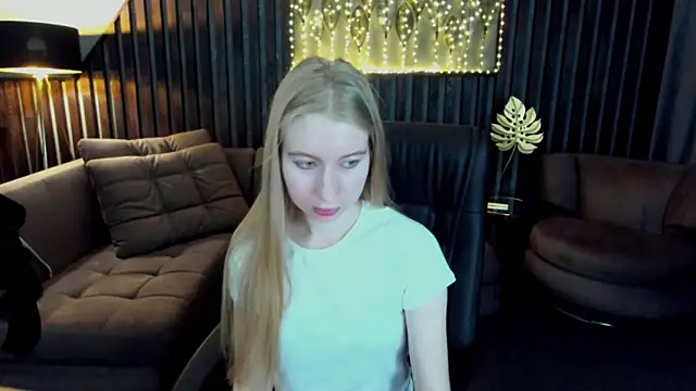 Snapshot of Alina_Blonde chatting on May 3, 2026, 5:35 am Alina Blonde online show from May 3, 2026, 5:35 am