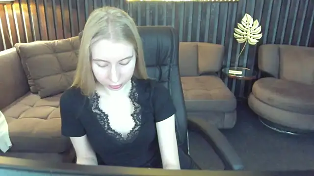 Snapshot of Alina_Blonde chatting on May 5, 2026, 5:37 am Alina Blonde online show from May 5, 2026, 5:37 am