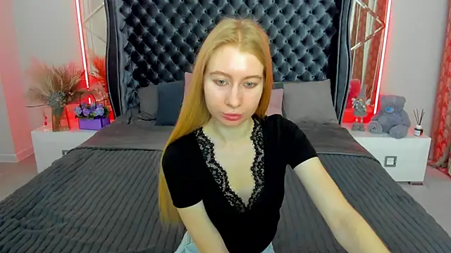 Snapshot of Alina_Blonde chatting on May 7, 2026, 5:35 am Alina Blonde online show from May 7, 2026, 5:35 am