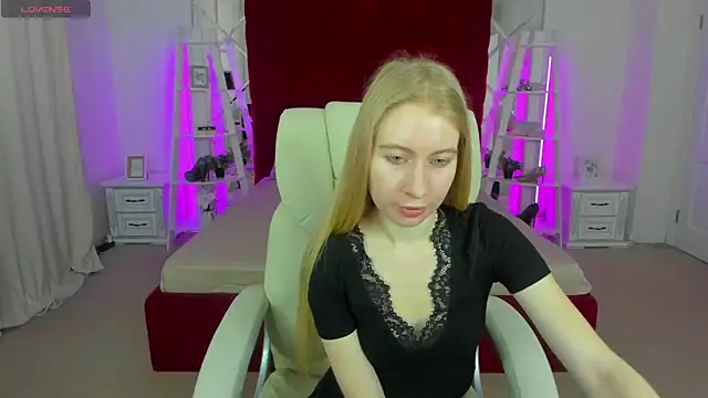 Snapshot of Alina_Blonde chatting on May 9, 2026, 5:34 am Alina Blonde online show from May 9, 2026, 5:34 am