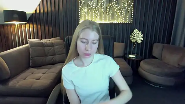Snapshot of Alina_Blonde chatting on May 10, 2026, 5:34 am Alina Blonde online show from May 10, 2026, 5:34 am