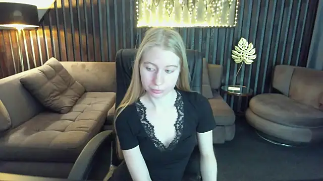 Snapshot of Alina_Blonde chatting on May 11, 2026, 2:56 pm Alina Blonde online show from May 11, 2026, 2:56 pm