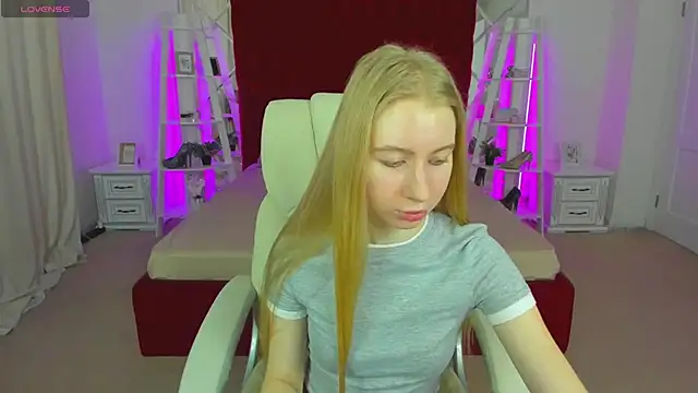 Snapshot of Alina_Blonde chatting on May 14, 2026, 5:36 am Alina Blonde online show from May 14, 2026, 5:36 am
