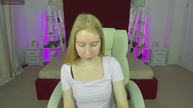 Snapshot of Alina_Blonde chatting on May 17, 2026, 5:38 am Alina Blonde online show from May 17, 2026, 5:38 am