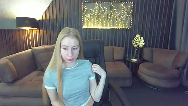 Snapshot of Alina_Blonde chatting on May 23, 2026, 5:34 am Alina Blonde online show from May 23, 2026, 5:34 am